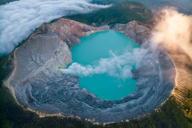 Helicopter Tour to Mount Ijen
